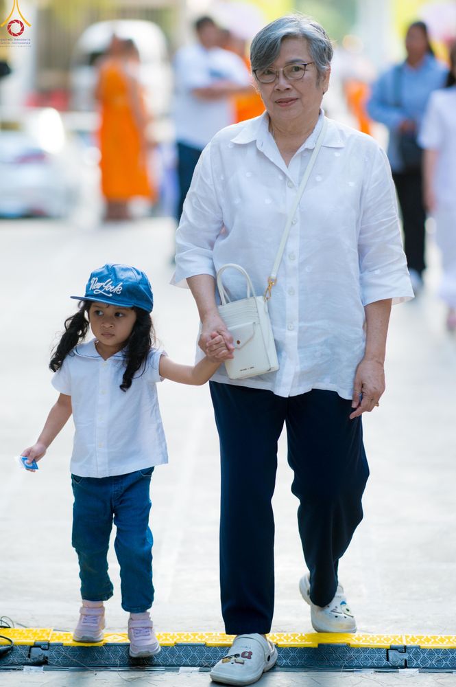 ภาพ No.290004:วันที่ 6 มกราคม พ.ศ. 2569 พิธีจุดประทีปถวายเป็นพุทธบูชา และบูชาธรรมมหาปูชนียาจารย์ (ภาพชุดที่ 2) ณ อนุสรณ์สถานมหาวิหารพระมงคลเทพมุนี (โลตัสแลนด์) อ.สองพี่น้อง จ.สุพรรณบุรี ในโครงการธรรมยาตรา กตัญญูบูชา มหาปูชนียาจารย์ พระมงคลเทพมุนี(สด จนฺทสโร) พระผู้ปรา