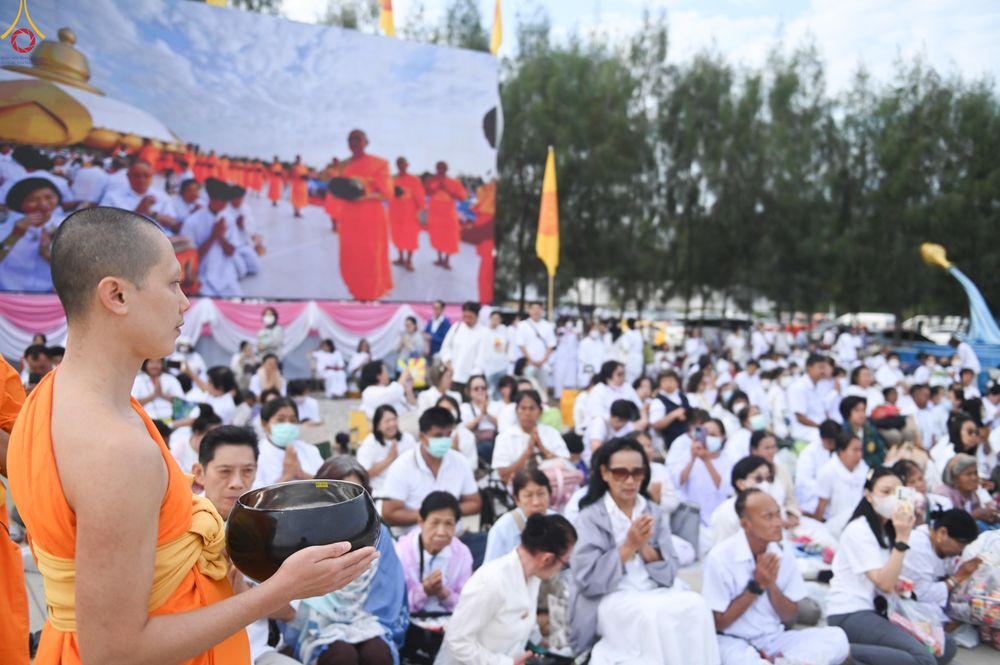 ภาพ No.302633:วันที่ 24 มกราคม พ.ศ. 2569 พิธีตักบาตรพระธรรมยาตรา(ภาพชุดที่ 2) ณ อนุสรณ์สถานลำดับที่ 5 สถานที่เผยแผ่วิชชาธรรมกายครั้งแรก อนุสรณ์สถานบางปลา วัดบางปลา อำเภอบางเลน จังหวัดนครปฐม ในโครงการธรรมยาตรา กตัญญูบูชา มหาปูชนียาจารย์ พระมงคลเทพมุนี(สด จนฺทสโร) พระผู