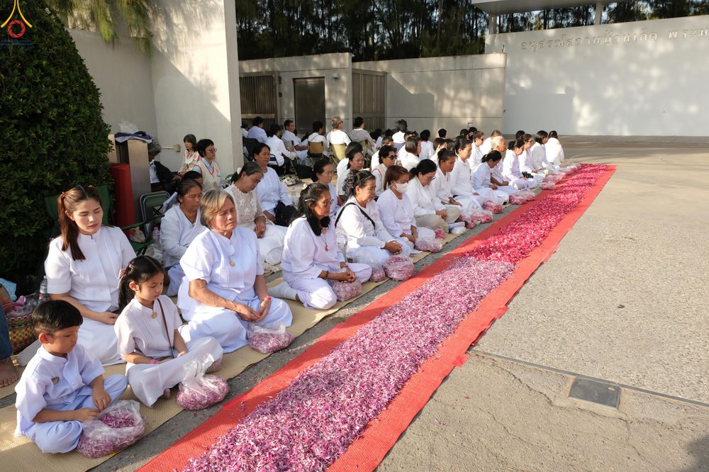 ภาพ No.287703:วันที่ 3 มกราคม พ.ศ. 2569 พิธีต้อนรับพระธรรมยาตรา ครั้งที่ 2 (ภาพชุดที่ 2) ในโครงการธรรมยาตรา กตัญญูบูชา มหาปูชนียาจารย์ พระมงคลเทพมุนี(สด จนฺทสโร) พระผู้ปราบมาร อนุสรณ์สถาน 7 แห่ง ปีที่ 14 ณ อนุสรณ์สถานมหาวิหารพระมงคลเทพมุนี (โลตัสแลนด์) อ.สองพี่น้อง จ.