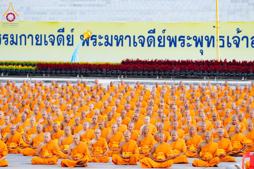 ภาพ No.285192:วันจันทร์ที่ 15 ธันวาคม พ.ศ.2568  บันทึกภาพหมู่ประวัติศาสตร์ โครงการบรรพชาอุปสมบทหมู่  รุ่นบูชาธรรมมหาปูชนียาจารย์ ประจำปี 2568 ณ ลานธรรมมหาธรรมกายเจดีย์ วัดพระธรรมกาย