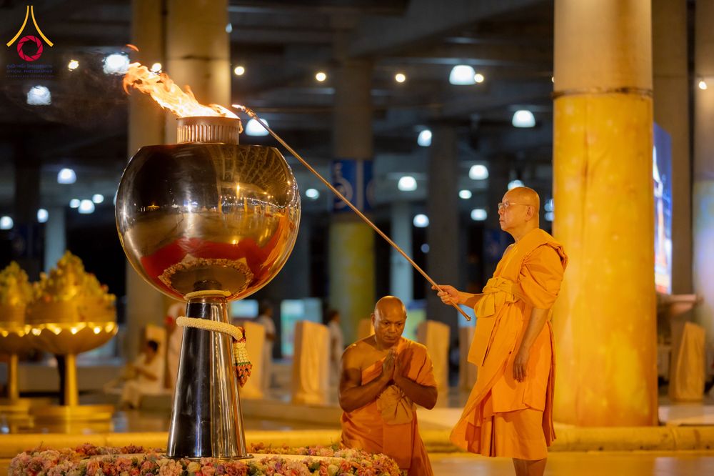 ภาพ No.286724:วันอาสาฬหบูชา วันพฤหัสบดีที่ 10 กรกฏาคม พ.ศ.2568  พิธีเวียนประทักษิณรอบพระมหาธรรมกายเจดีย์ , พิธีฉลองชัยสวดมนต์บทธัมมจักกัปปวัตตนสูตร ครบ 7,520,000,000 จบ ณ มหารัตนวิหารคด วัดพระธรรมกาย