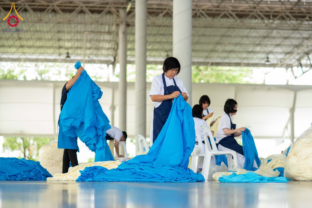 ภาพ No.325450:วันที่ 25 เมษายน พ.ศ.2569  เจ้าหน้าที่และอาสาสมัครรับบุญเก็บผ้าระบาย ผ้ารับประเคน ล้างถังน้ำแข็ง งานถวายมหาสังฆทาน 40,000 กว่าวัดทั่วประเทศ  ณ วิหารคด, สภาธรรมกายสากล วัดพระธรรมกาย