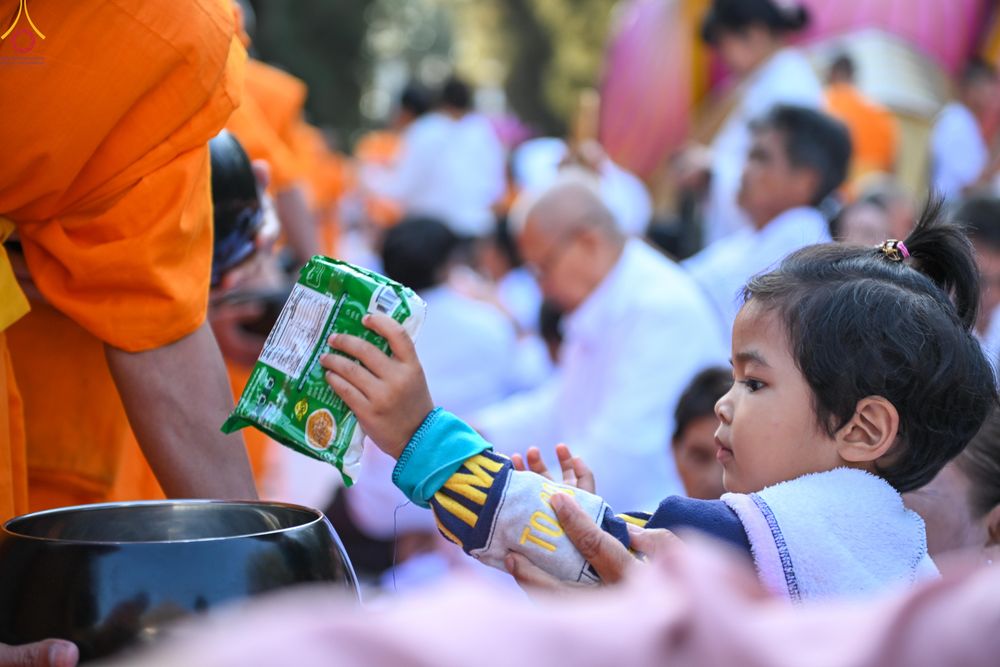 ภาพ No.289422:วันที่ 7 มกราคม พ.ศ. 2569 พิธีตักบาตรพระธรรมยาตรา ณ อนุสรณ์สถานลำดับที่ 1 สถานที่เกิดด้วยรูปกายเนื้อ อนุสรณ์สถานมหาวิหารพระมงคลเทพมุนี (โลตัสแลนด์) อ.สองพี่น้อง จ.สุพรรณบุรี ในโครงการธรรมยาตรา กตัญญูบูชา มหาปูชนียาจารย์ พระมงคลเทพมุนี(สด จนฺทสโร) พระผู้ป