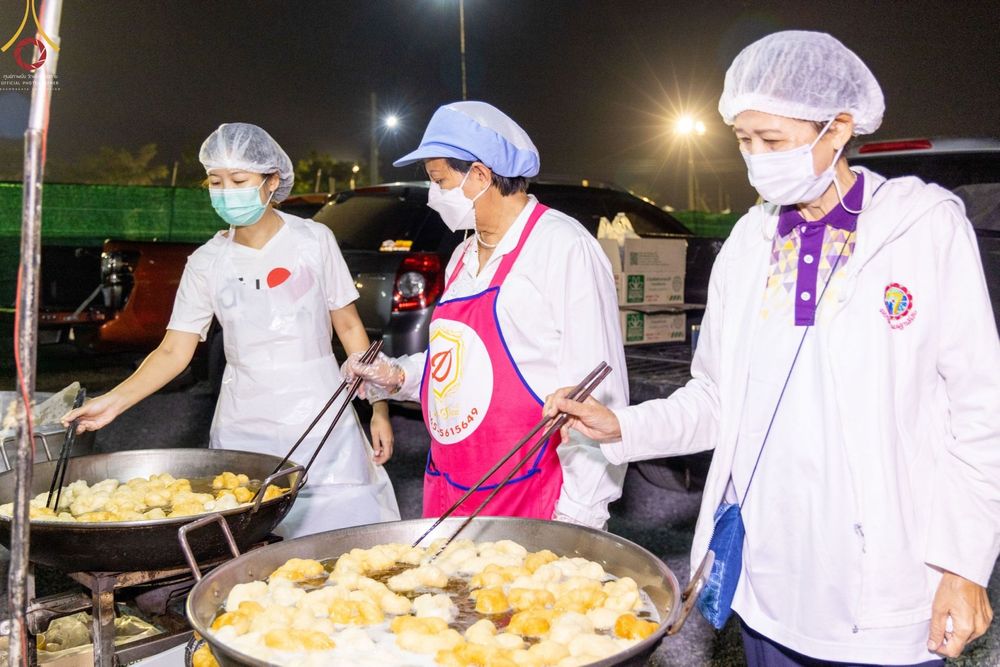 ภาพ No.74490:พิธีถวายภัตตาหารเป็นสังฆทาน แด่คณะพระธรรมยาตราฯ ในโครงการธรรมยาตรากตัญญูบูชา มหาปูชนียาจารย์ พระมงคลเทพมุนี(สด จนฺทสโร) พระผู้ปราบมาร อนุสรณ์สถาน 7 แห่ง ปีที่ 11 วันที่ 27 มกราคม พ.ศ. 2566