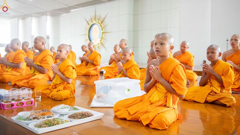ภาพ No.348179:วันที่ 10 กันยายน พ.ศ.2569 พิธีสวดพระพุทธมนต์ และถวายภัตตาหารเป็นสังฆทาน เนื่องในวันครบ 26 ปี วันคล้ายละสังขาร คุณยายอาจารย์มหารัตนอุบาสิกาจันทร์ ขนนกยูง ณ หอฉันคุณยายอาจารย์ฯ วัดพระธรรมกาย