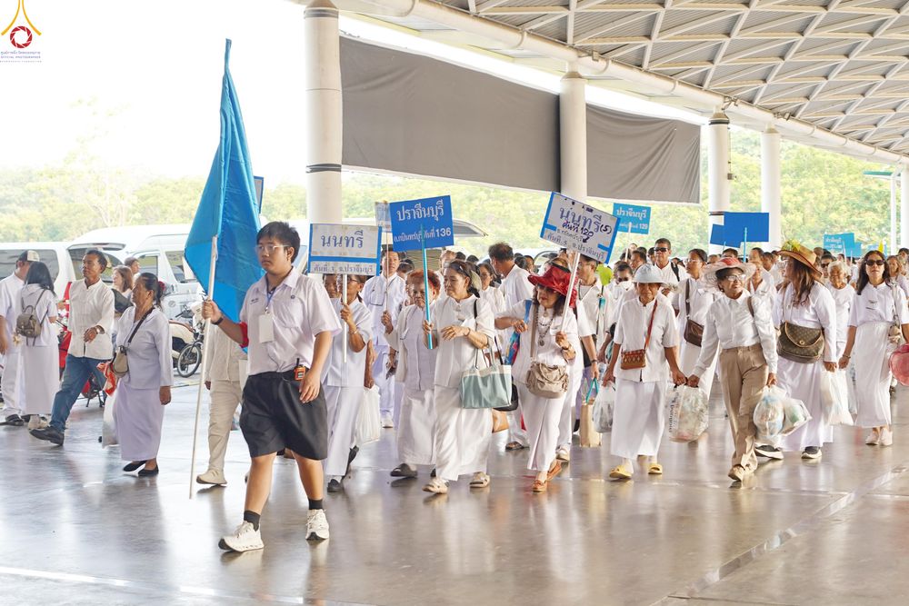 ภาพ No.324416:วันที่ 22 เมษายน พ.ศ.2569 (วันคุ้มครองโลก) งานถวายมหาสังฆทาน 40,000 กว่าวัดทั่วประเทศ บรรยากาศพระสังฆาธิการและสาธุชน  เดินทางเข้าลานธรรม วัดพระธรรมกาย
