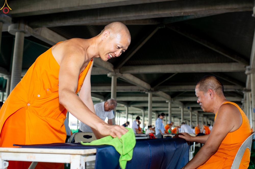 ภาพ No.322358:วันที่ 16 เมษายน พ.ศ.2569 การจัดเตรียมเบาะรองนอน เช็ดทำความสะอาด  เพื่องานถวายมหาสังฆทาน 40,000 กว่าวัดทั่วประเทศ วันคุ้มครองโลก 22 เมษายน พ.ศ.2569 วัดพระธรรมกาย