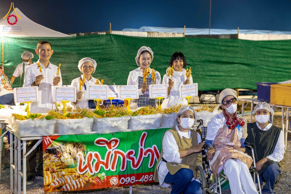 ภาพ No.299099:วันที่ 21 มกราคม พ.ศ. 2569 พิธีถวายภัตตาหารเป็นสังฆทาน แด่พระธรรมยาตรา ณ อนุสรณ์สถานบางปลา วัดบางปลา อำเภอบางเลน จังหวัดนครปฐม ในโครงการธรรมยาตรา กตัญญูบูชา มหาปูชนียาจารย์ พระมงคลเทพมุนี(สด จนฺทสโร) พระผู้ปราบมาร อนุสรณ์สถาน 7 แห่ง ปีที่ 14