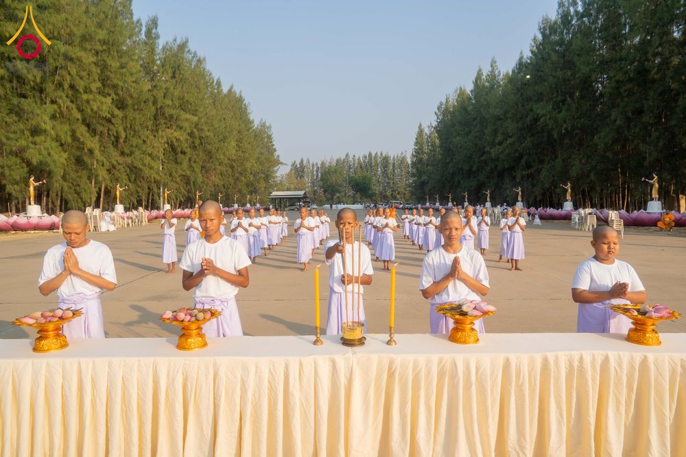 ภาพ No.318709:วันที่ 29 มีนาคม พ.ศ. 2569 พิธีเวียนประทักษิณ มอบผ้าไตร บรรพชาสามเณร  ณ ศูนย์อบรมเยาวชนกาญบุรี