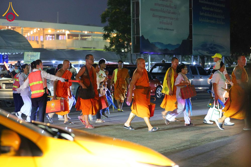 ภาพ No.324491:วันที่ 22 เมษายน พ.ศ.2569 (วันคุ้มครองโลก) บรรยากาศพระสังฆาธิการและสาธุชน การเดินทางกลับ งานถวายมหาสังฆทาน 40,000 กว่าวัดทั่วประเทศ วัดพระธรรมกาย