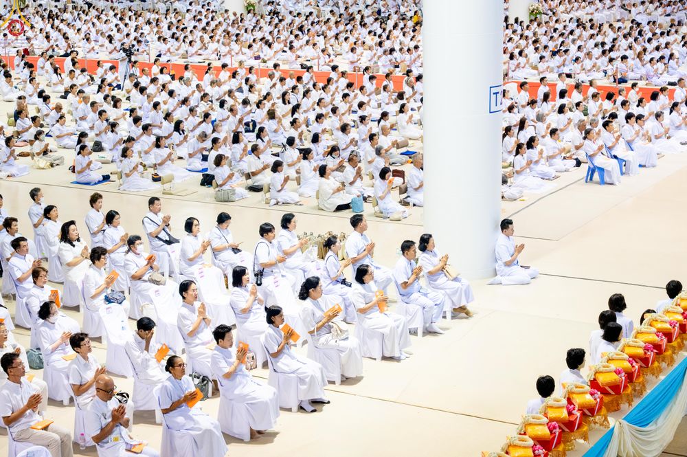 ภาพ No.332547:วันอาทิตย์ต้นเดือนที่ 7 มิถุนายน พ.ศ.2569 พิธีมุทิตาพระอุบาสก และพระมหาเปรียญธรรม อุปสมบทอุทิศชีวิต ณ ห้องแก้วสารพัดนึก 1 วัดพระธรรมกาย