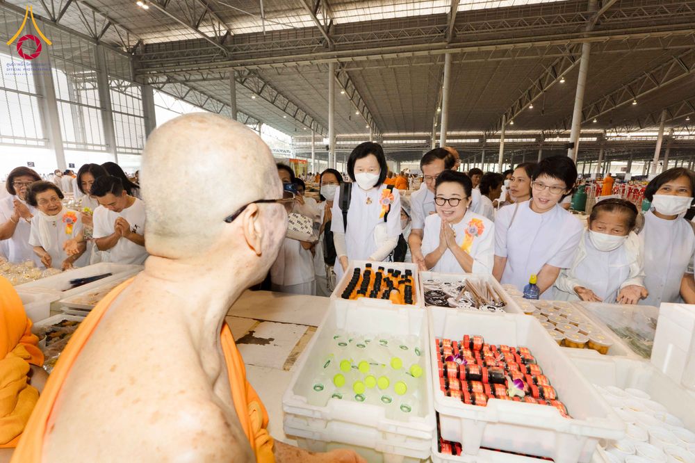 ภาพ No.306977:วันที่ 31 มกราคม พ.ศ. 2569 พิธีถวายภัตตาหารเป็นสังฆทาน แด่พระธรรมยาตรา ณ วัดพระธรรมกาย  จังหวัดปทุมธานี ในโครงการธรรมยาตรา กตัญญูบูชา มหาปูชนียาจารย์ พระมงคลเทพมุนี(สด จนฺทสโร) พระผู้ปราบมาร อนุสรณ์สถาน 7 แห่ง ปีที่ 14