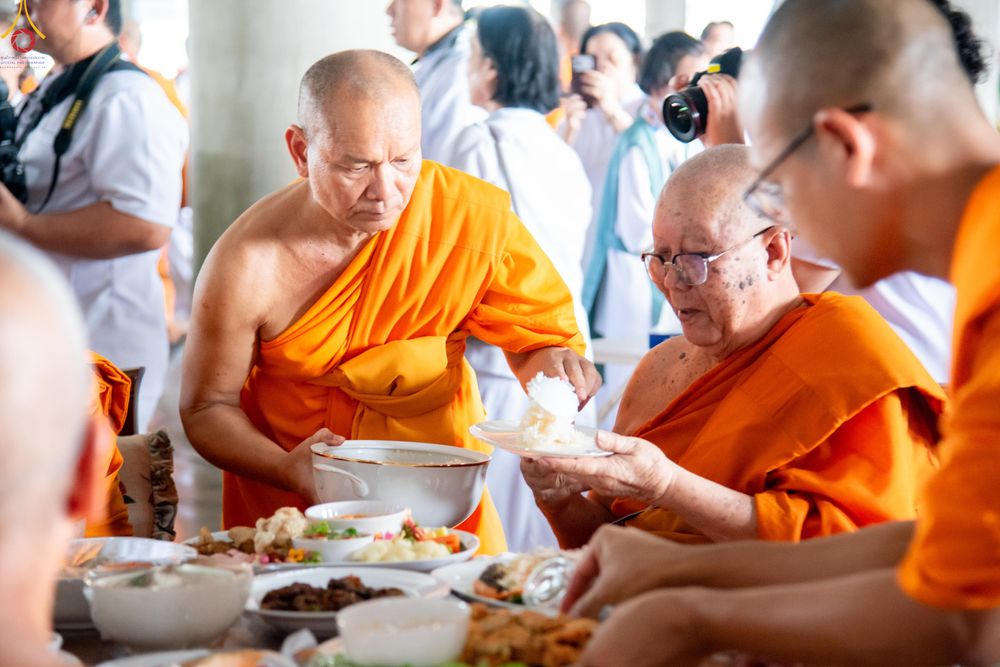 ภาพ No.325859:วันที่ 22 เมษายน พ.ศ.2569(วันคุ้มครองโลก) งานถวายมหาสังฆทาน 40,000 กว่าวัดทั่วประเทศ เจ้าหน้าที่ สาธุชน ร่วมใจจัดเตรียมภัตตาหารเพล (ชุด 2)