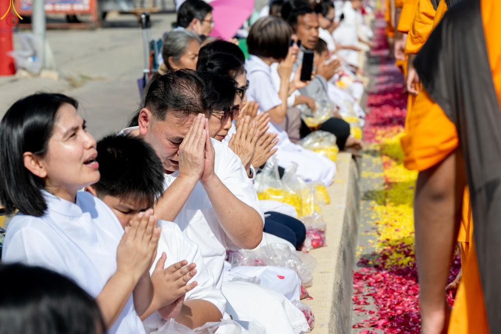 ภาพ No.287735:วันที่ 3 มกราคม พ.ศ. 2569 พิธีต้อนรับพระธรรมยาตรา ครั้งที่ 2 (ภาพชุดที่ 2) ในโครงการธรรมยาตรา กตัญญูบูชา มหาปูชนียาจารย์ พระมงคลเทพมุนี(สด จนฺทสโร) พระผู้ปราบมาร อนุสรณ์สถาน 7 แห่ง ปีที่ 14 ณ อนุสรณ์สถานมหาวิหารพระมงคลเทพมุนี (โลตัสแลนด์) อ.สองพี่น้อง จ.