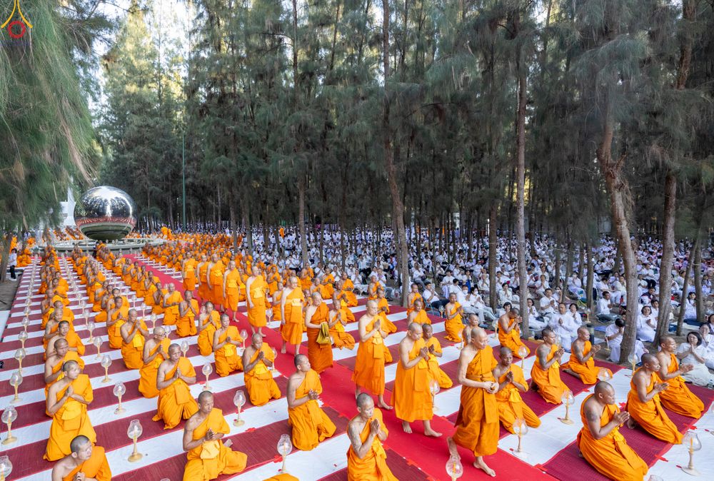 ภาพ No.290037:วันที่ 6 มกราคม พ.ศ. 2569 พิธีจุดประทีปถวายเป็นพุทธบูชา และบูชาธรรมมหาปูชนียาจารย์ (ภาพชุดที่ 2) ณ อนุสรณ์สถานมหาวิหารพระมงคลเทพมุนี (โลตัสแลนด์) อ.สองพี่น้อง จ.สุพรรณบุรี ในโครงการธรรมยาตรา กตัญญูบูชา มหาปูชนียาจารย์ พระมงคลเทพมุนี(สด จนฺทสโร) พระผู้ปรา