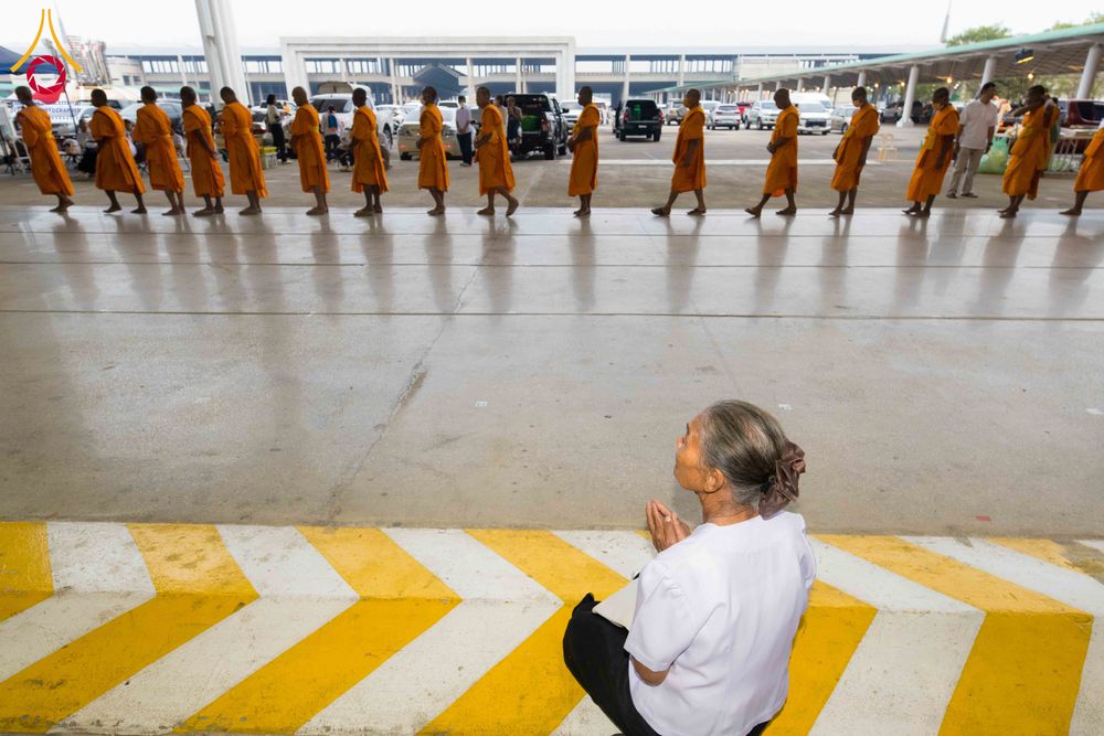 ภาพ No.303013:วันที่ 26 มกราคม พ.ศ. 2569 พิธีถวายภัตตาหารเป็นสังฆทาน แด่พระธรรมยาตรา ณ วัดพระธรรมกาย  จังหวัดปทุมธานี ในโครงการธรรมยาตรา กตัญญูบูชา มหาปูชนียาจารย์ พระมงคลเทพมุนี(สด จนฺทสโร) พระผู้ปราบมาร อนุสรณ์สถาน 7 แห่ง ปีที่ 14