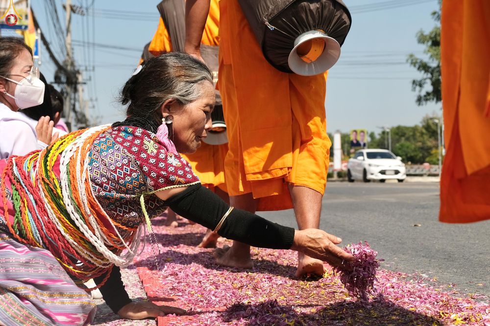 ภาพ No.304210:วันที่ 25 มกราคม พ.ศ. 2569 พิธีต้อนรับพระธรรมยาตรา  รร.สามัคคีราษฏร์บำรุง-วัดพระธรรมกาย ในโครงการธรรมยาตรา กตัญญูบูชา มหาปูชนียาจารย์ พระมงคลเทพมุนี(สด จนฺทสโร) พระผู้ปราบมาร อนุสรณ์สถาน 7 แห่ง ปีที่ 14