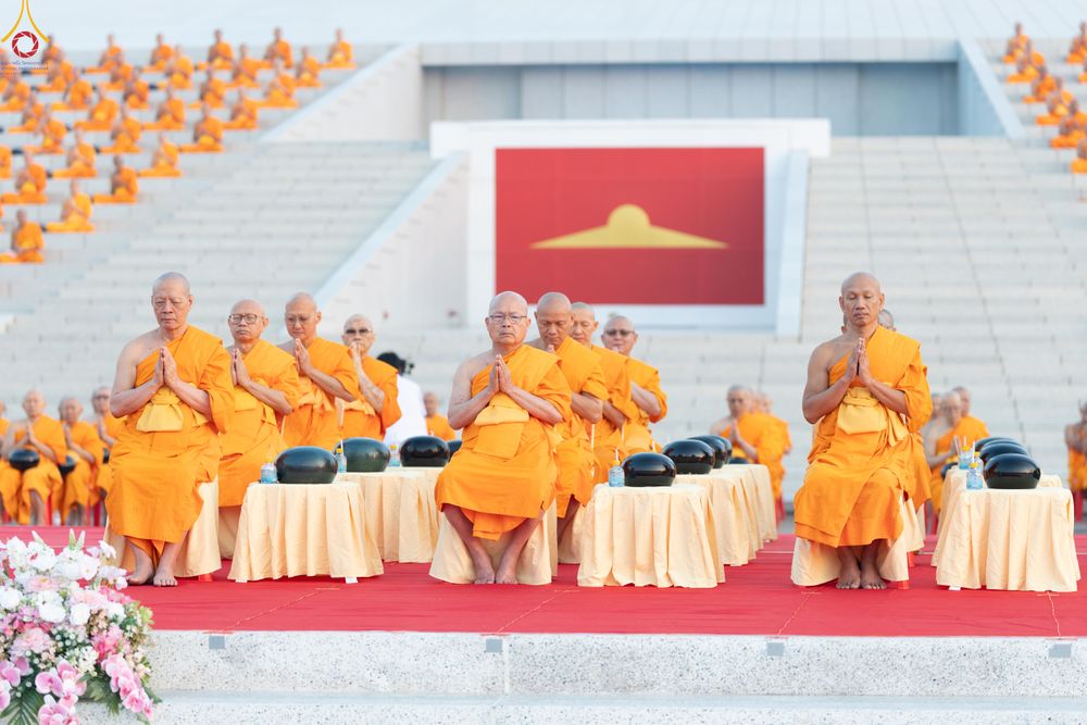 ภาพ No.279773:วันที่ 1 มกราคม พ.ศ.2569 พิธีตักบาตรในวันขึ้นปีใหม่ ณ ลานธรรม วัดพระธรรมกาย