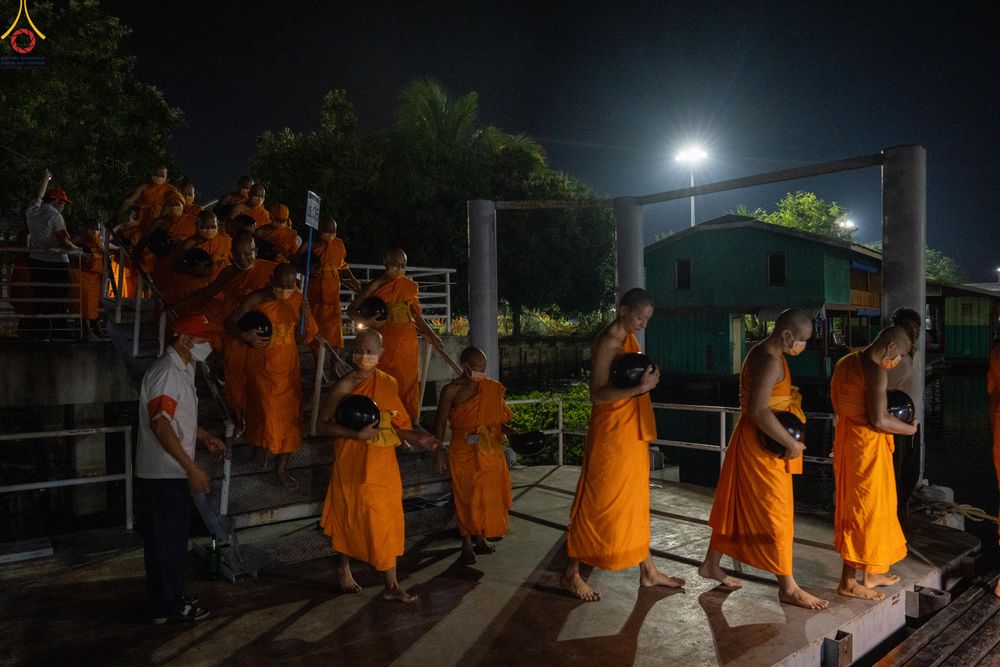 ภาพ No.282536:วันเสาร์ที่ 20 ธันวาคม พ.ศ.2568 พิธีตักบาตรพระ 10,000 รูป (ชุด 2) เนื่องในโอกาส 194 ปี จังหวัดกาญจนบุรี และอุทิศส่วนกุศลให้แด่บรรพชนทั้งหลาย บริเวณถนนสองแคว (Skywalk) เมืองกาญจนบุรี