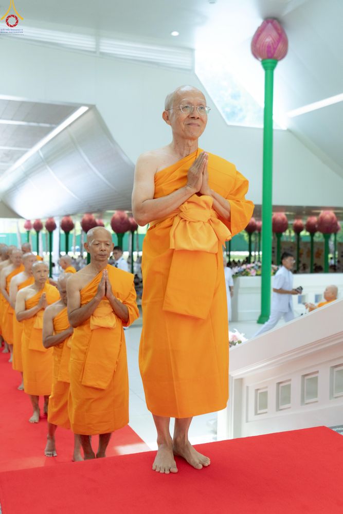 ภาพ No.330778:วันวิสาขบูชา อาทิตย์ที่ 31 พฤษภาคม พ.ศ.2569 พิธีบรรพชาสามเณรอุบาสก 11 ท่าน , พิธีถวายบาตรผ้าไตร และจตุปัจจัยไทยธรรม แด่สามเณร , พิธีอุปสมบทอุทิศชีวิต , พิธีกล่าวคำกัปปิยภัณฑ์  ณ อุโบสถพระไตรปิฎก วัดพระธรรมกาย จังหวัดปทุมธานี