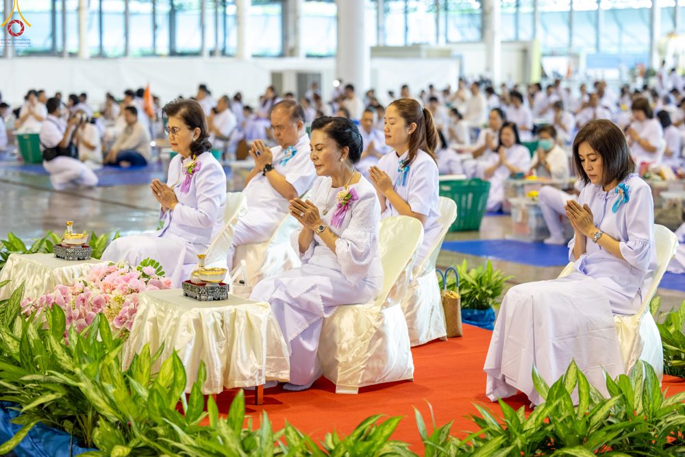 ภาพ No.311299:วันอาทิตย์ต้นเดือนที่ 1 มีนาคม พ.ศ.2569 พิธีตักบาตร และ พิธีบูชาข้าวพระ ณ สภาธรรมกายสากล วัดพระธรรมกาย