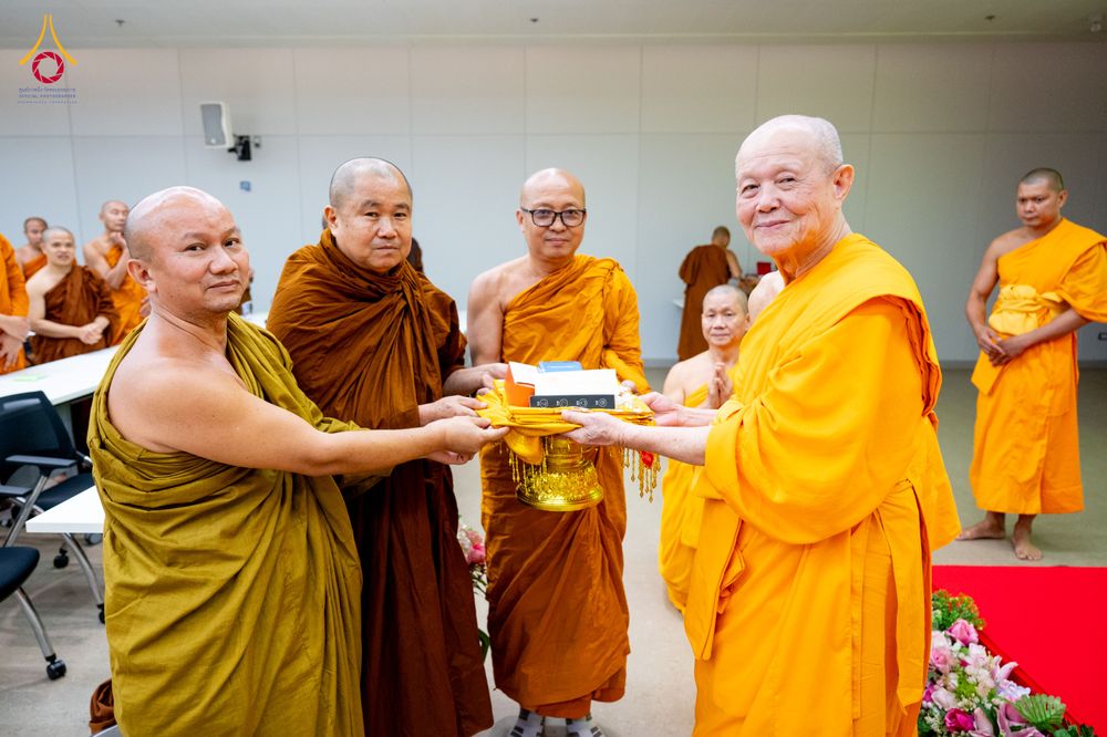 ภาพ No.323390:หลวงพ่อทัตตชีโว รองเจ้าอาวาสวัดพระธรรมกาย ถวายการต้อนรับปฏิสันถารคณะสงฆ์จากประเทศศรีลังกา
