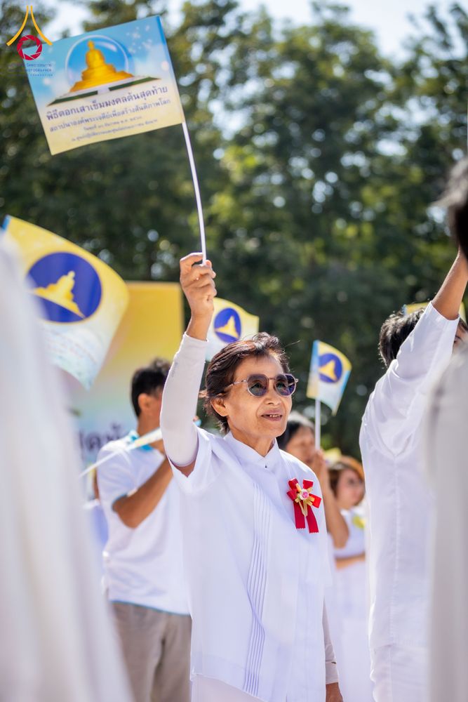 ภาพ No.285812:วันพุธที่ 10 ธันวาคม พ.ศ.2568  พิธีตอกเสาเข็มมงคลต้นสุดท้าย รองรับองค์พระเจดีย์เพื่อสร้างสันติภาพโลก ณ ศูนย์ปฏิบัติธรรมและศูนย์อบรมเยาวชน ชัยนาท