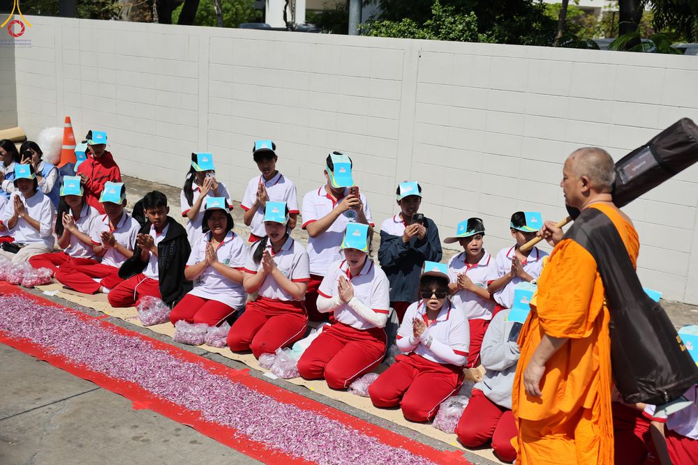 ภาพ No.304538:วันที่ 25 มกราคม พ.ศ. 2569 พิธีต้อนรับพระธรรมยาตรา (ภาพชุดที่ 2) รร.สามัคคีราษฏร์บำรุง-วัดพระธรรมกาย ในโครงการธรรมยาตรา กตัญญูบูชา มหาปูชนียาจารย์ พระมงคลเทพมุนี(สด จนฺทสโร) พระผู้ปราบมาร อนุสรณ์สถาน 7 แห่ง ปีที่ 14