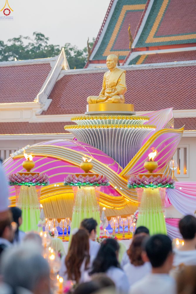 ภาพ No.297106:วันที่ 17 มกราคม พ.ศ. 2569 พิธีจุดประทีปถวายเป็นพุทธบูชา และบูชาธรรมมหาปูชนียาจารย์ (ภาพชุดที่ 2) ณ วัดโบสถ์บน ต.บางคูเวียง จ.นนทบุรี อนุสรณ์สถานลำดับที่ 4 สถานที่เกิดด้วยกายธรรม ในโครงการธรรมยาตรา กตัญญูบูชา มหาปูชนียาจารย์ พระมงคลเทพมุนี(สด จนฺทสโร) พร