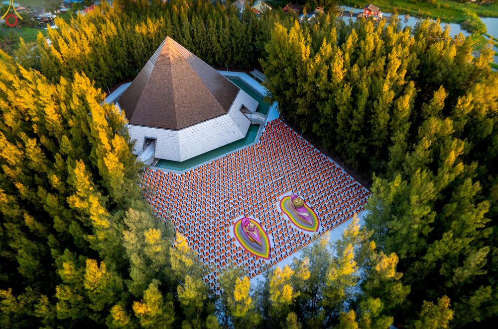 ภาพ No.288445:วันที่ 4 มกราคม พ.ศ. 2569 พระธรรมยาตราปฏิบัติธรรม และถ่ายภาพหมู่ประวัติศาสตร์ ในโครงการธรรมยาตรา กตัญญูบูชา มหาปูชนียาจารย์ พระมงคลเทพมุนี(สด จนฺทสโร) พระผู้ปราบมาร อนุสรณ์สถาน 7 แห่ง ปีที่ 14 ณ อนุสรณ์สถานมหาวิหารพระมงคลเทพมุนี (โลตัสแลนด์) อ.สองพี่น้อง