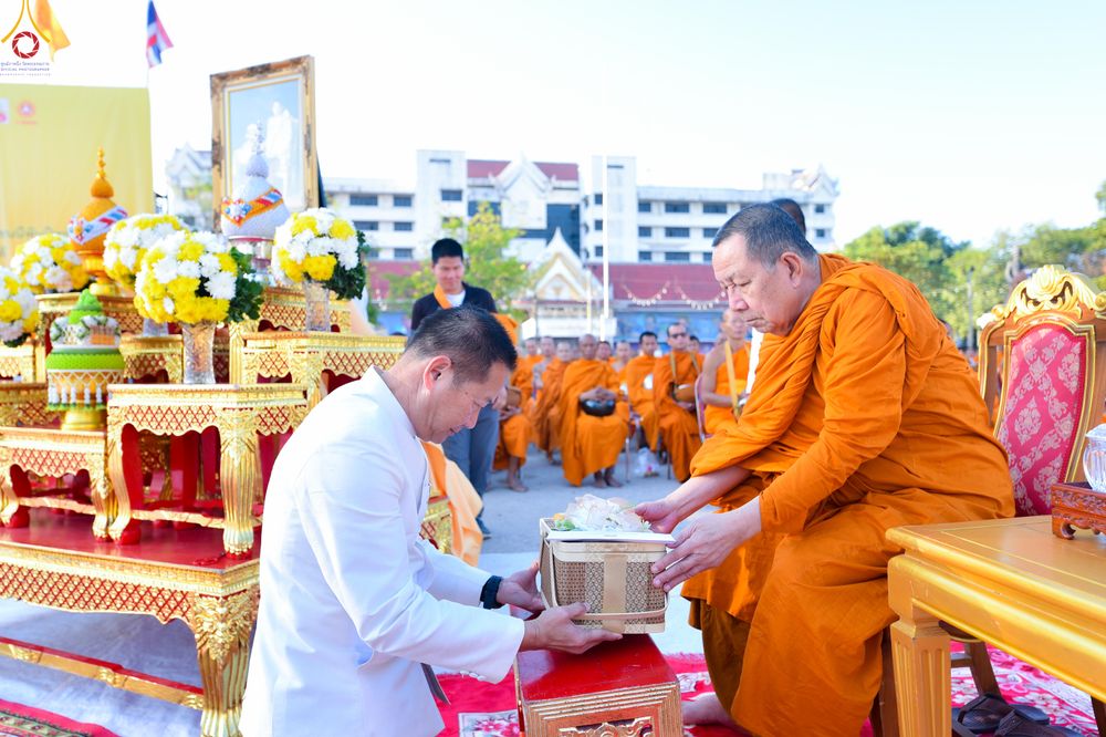 ภาพ No.280209:วันอังคารที่ ๓๐ ธันวาคม พ.ศ. ๒๕๖๘ พิธีตักบาตรพระ ๑,๐๖๙ รูป จังหวัดกาฬสินธุ์   ณ บริเวณสนามหน้าศาลากลาง จังหวัดกาฬสินธุ์ (หลังเก่า)