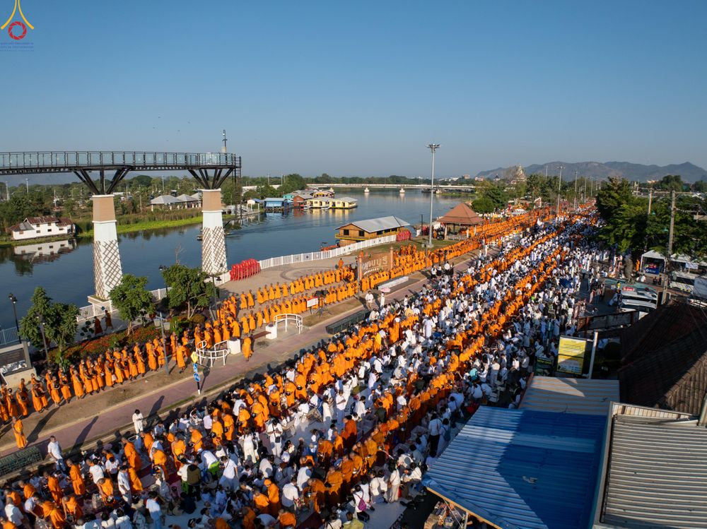 ภาพ No.284271:วันเสาร์ที่ 20 ธันวาคม พ.ศ.2568  พิธีตักบาตรพระ 10,000 รูป เนื่องในโอกาส 194 ปี จังหวัดกาญจนบุรี และอุทิศส่วนกุศลให้แด่บรรพชนทั้งหลาย บริเวณถนนสองแคว (Skywalk) เมืองกาญจนบุรี