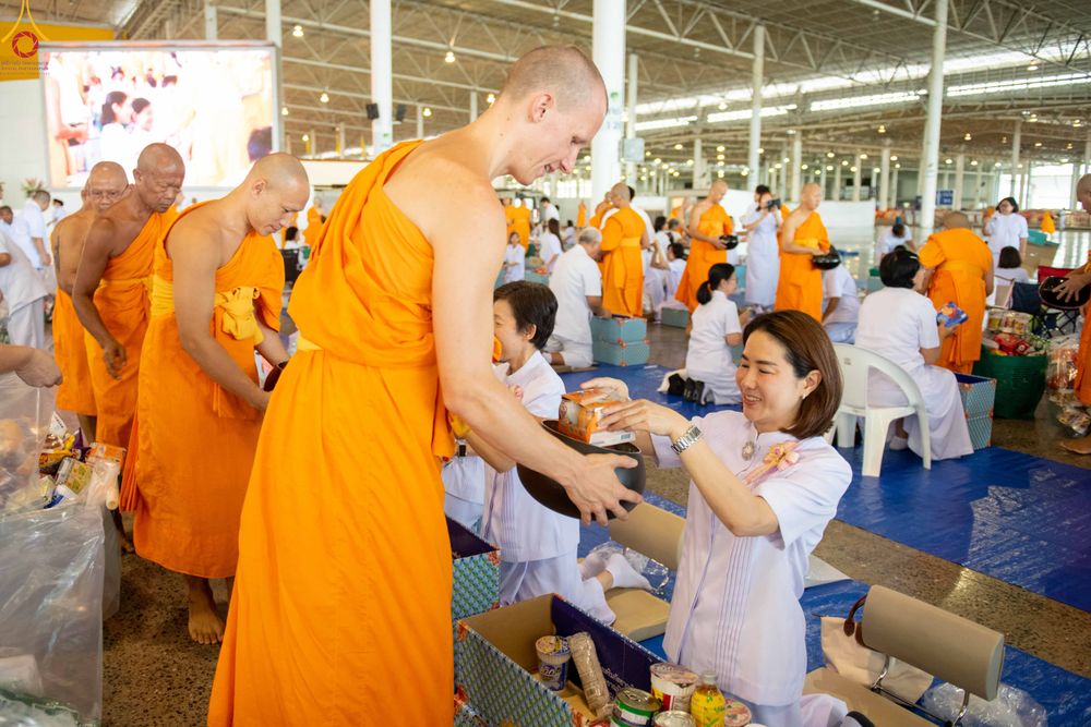 ภาพ No.345443:วันพฤหัสบดีที่ 27 สิงหาคม พ.ศ.2569 พิธีตักบาตรในวันธรรมชัย ณ สภาธรรมกายสากล วัดพระธรรมกาย ปทุมธานี