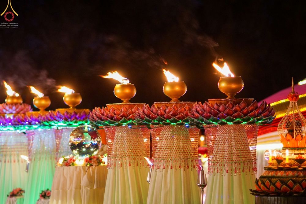 ภาพ No.70292:พิธีจุดประทีปถวายเป็นพุทธบูชา และบูชาธรรมมหาปูชนียาจารย์ ในโครงการธรรมยาตรากตัญญูบูชา มหาปูชนียาจารย์ พระมงคลเทพมุนี(สด จนฺทสโร) พระผู้ปราบมาร ปีที่ 11 ณ อนุสรณ์สถานลำดับที่ 2 สถานที่ตั้งมโนปณิธานบวชตลอดชีวิต อนุสรณ์สถานคลองบางนางแท่น อ.สามพราน จ.นครปฐม 