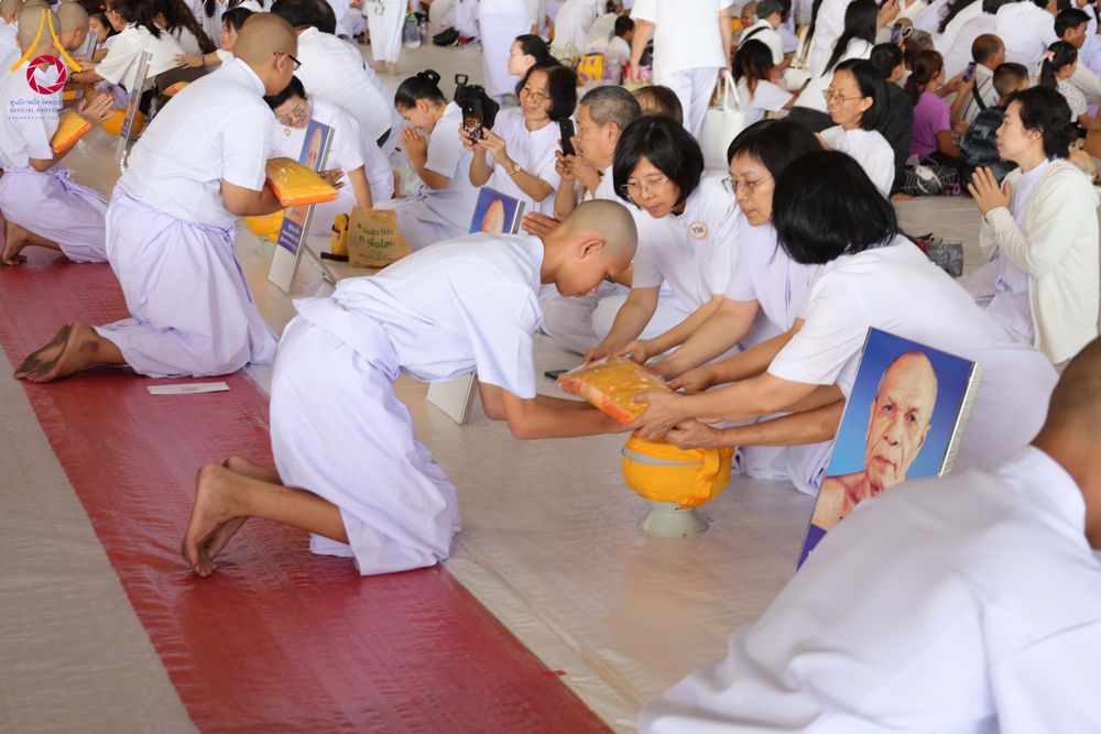 ภาพ No.319486:วันเสาร์ที่ 4 เมษายน พ.ศ.2569 พิธีขอขมา มอบผ้าไตร และถวายบาตรแด่นาคธรรมทายาท ในโครงการบรรพชาสามเณรฟื้นฟูพระพุทธศาสนาทั่วไทย โครงการหน่อแก้วเปรียญธรรม รุ่นที่ 14 โครงการสามเณรยุวธรรมทายาท รุ่นที่ 34 โครงการสามเณรมัชฌิมธรรมทายาท รุ่นที่ 30 ณ สภาธรรมกายสากล