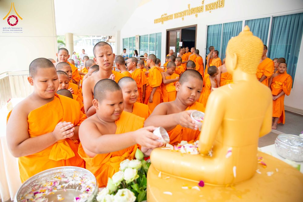 ภาพ No.321912:วันที่ 12 เมษายน พ.ศ.2569 ตักบาตรสงกรานต์ฉลองสามเณรใหม่  ณ ศูนย์ปฏิบัติธรรมระยอง(บ้านช่องลม)