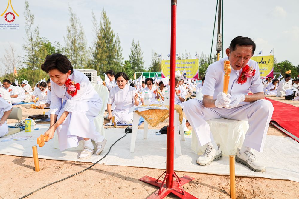 ภาพ No.327233:วันศุกร์ที่ 1 พฤษภาคม พ.ศ.2569 พิธีทอดผ้าป่า โปรยรัตนชาติ ตอกเสาเข็มมงคลต้นแรก สถาปนา “องค์พระเจดีย์เพื่อสร้างสันติภาพโลก” (แห่งแรกของภาคอีสาน) ณ ธุดงคสถานอำนาจเจริญ  อ.เมือง จ.อำนาจเจริญ
