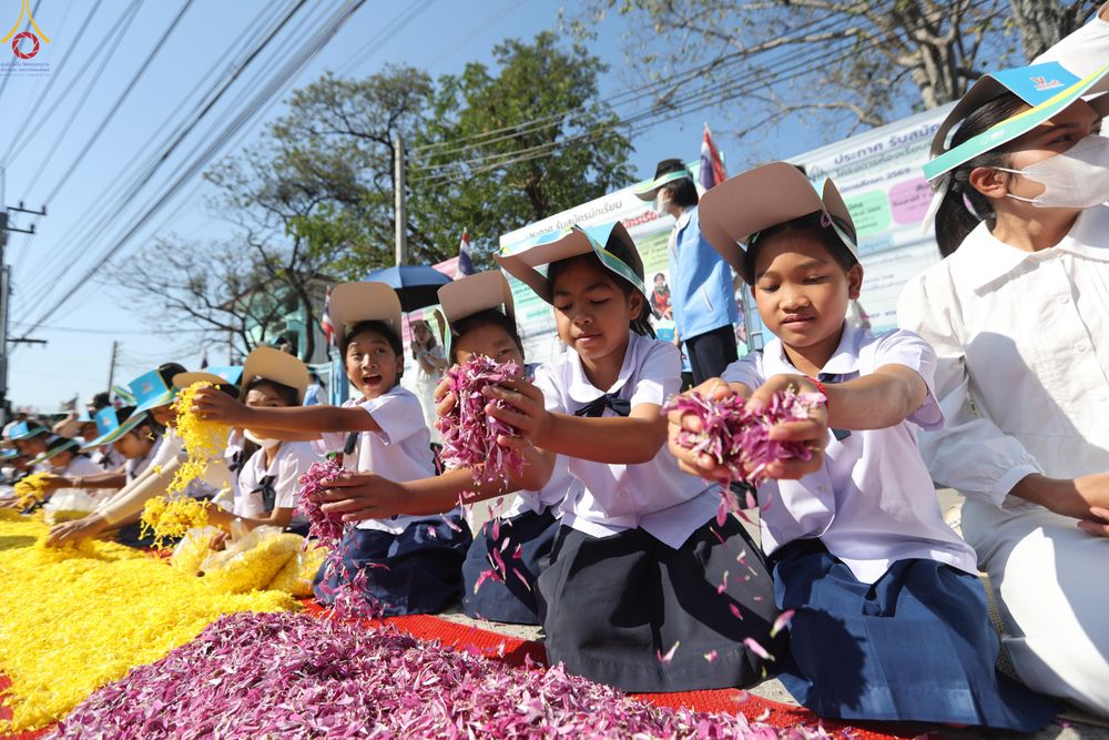 ภาพ No.304272:วันที่ 25 มกราคม พ.ศ. 2569 พิธีต้อนรับพระธรรมยาตรา  รร.สามัคคีราษฏร์บำรุง-วัดพระธรรมกาย ในโครงการธรรมยาตรา กตัญญูบูชา มหาปูชนียาจารย์ พระมงคลเทพมุนี(สด จนฺทสโร) พระผู้ปราบมาร อนุสรณ์สถาน 7 แห่ง ปีที่ 14