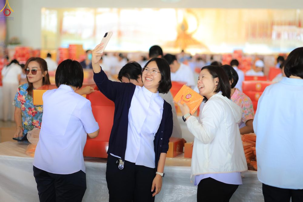 ภาพ No.322007:วันที่ 12 -13 เมษายน พ.ศ.2569 การเตรียมกล่องไทยธรรม + การขนย้ายเก้าอี้ เพื่องานถวายมหาสังฆทาน 40,000 กว่าวัดทั่วประเทศ วันคุ้มครองโลก 22 เมษายน พ.ศ.2569 วัดพระธรรมกาย