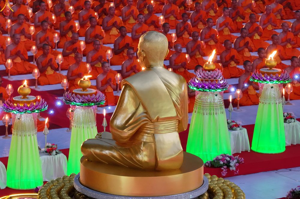 ภาพ No.289127:วันที่ 6 มกราคม พ.ศ. 2569 พิธีจุดประทีปถวายเป็นพุทธบูชา และบูชาธรรมมหาปูชนียาจารย์ ณ อนุสรณ์สถานมหาวิหารพระมงคลเทพมุนี (โลตัสแลนด์) อ.สองพี่น้อง จ.สุพรรณบุรี ในโครงการธรรมยาตรา กตัญญูบูชา มหาปูชนียาจารย์ พระมงคลเทพมุนี(สด จนฺทสโร) พระผู้ปราบมาร อนุสรณ์สถ