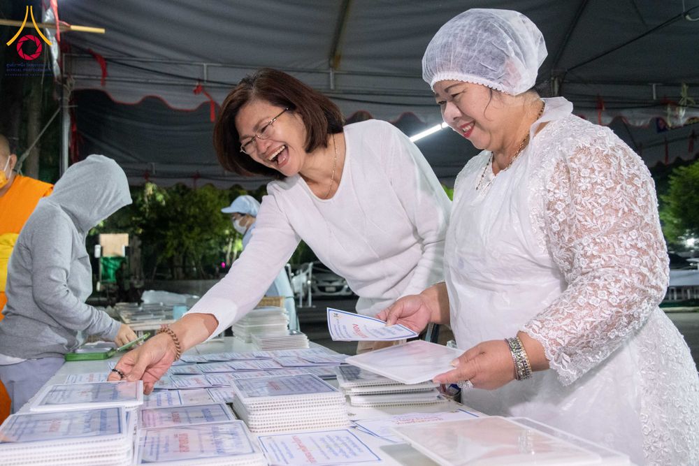 ภาพ No.288186:วันที่ 5 มกราคม พ.ศ. 2569 พิธีถวายภัตตาหารเป็นสังฆทาน แด่พระธรรมยาตรา ในโครงการธรรมยาตรา กตัญญูบูชา มหาปูชนียาจารย์ พระมงคลเทพมุนี(สด จนฺทสโร) พระผู้ปราบมาร อนุสรณ์สถาน 7 แห่ง ปีที่ 14 ณ อนุสรณ์สถานมหาวิหารพระมงคลเทพมุนี (โลตัสแลนด์) อ.สองพี่น้อง จ.สุพรร