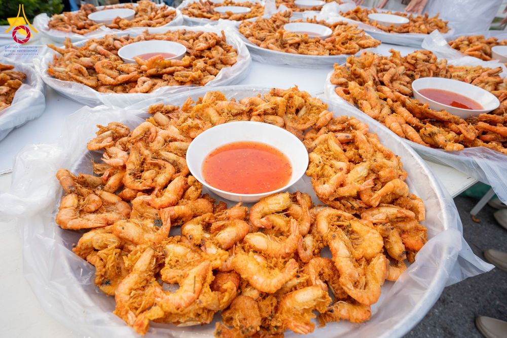 ภาพ No.292676:วันที่ 12 มกราคม พ.ศ. 2569 พิธีถวายภัตตาหารเป็นสังฆทาน แด่พระธรรมยาตรา ณ อนุสรณ์สถานมหาวิหารพระมงคลเทพมุนี (โลตัสแลนด์) อ.สองพี่น้อง จ.สุพรรณบุรี ในโครงการธรรมยาตรา กตัญญูบูชา มหาปูชนียาจารย์ พระมงคลเทพมุนี(สด จนฺทสโร) พระผู้ปราบมาร อนุสรณ์สถาน 7 แห่ง ปี