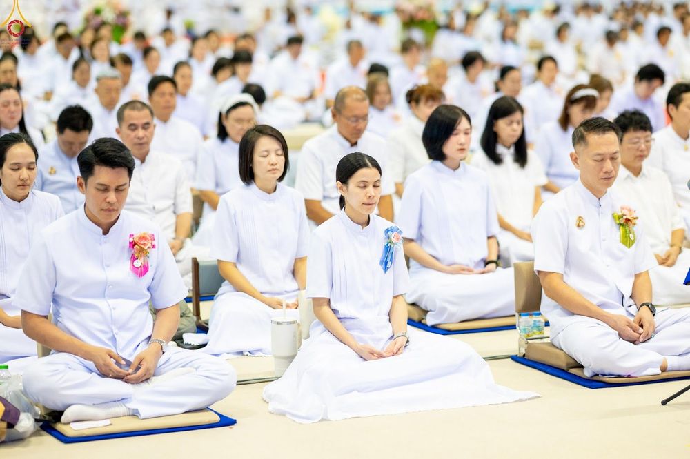 ภาพ No.345545:วันพฤหัสบดีที่ 27 สิงหาคม พ.ศ.2569 พิธีภาคสาย ปฏิบัติธรรมร่วมกัน เนื่องในวันธรรมชัย ณ สภาธรรมกายสากล วัดพระธรรมกาย