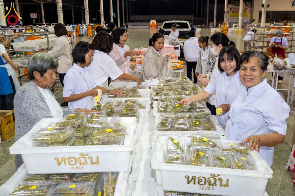 ภาพ No.303205:วันที่ 26 มกราคม พ.ศ. 2569 พิธีถวายภัตตาหารเป็นสังฆทาน แด่พระธรรมยาตรา ณ วัดพระธรรมกาย  จังหวัดปทุมธานี ในโครงการธรรมยาตรา กตัญญูบูชา มหาปูชนียาจารย์ พระมงคลเทพมุนี(สด จนฺทสโร) พระผู้ปราบมาร อนุสรณ์สถาน 7 แห่ง ปีที่ 14