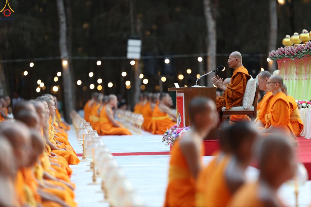 ภาพ No.290099:วันที่ 6 มกราคม พ.ศ. 2569 พิธีจุดประทีปถวายเป็นพุทธบูชา และบูชาธรรมมหาปูชนียาจารย์ (ภาพชุดที่ 2) ณ อนุสรณ์สถานมหาวิหารพระมงคลเทพมุนี (โลตัสแลนด์) อ.สองพี่น้อง จ.สุพรรณบุรี ในโครงการธรรมยาตรา กตัญญูบูชา มหาปูชนียาจารย์ พระมงคลเทพมุนี(สด จนฺทสโร) พระผู้ปรา