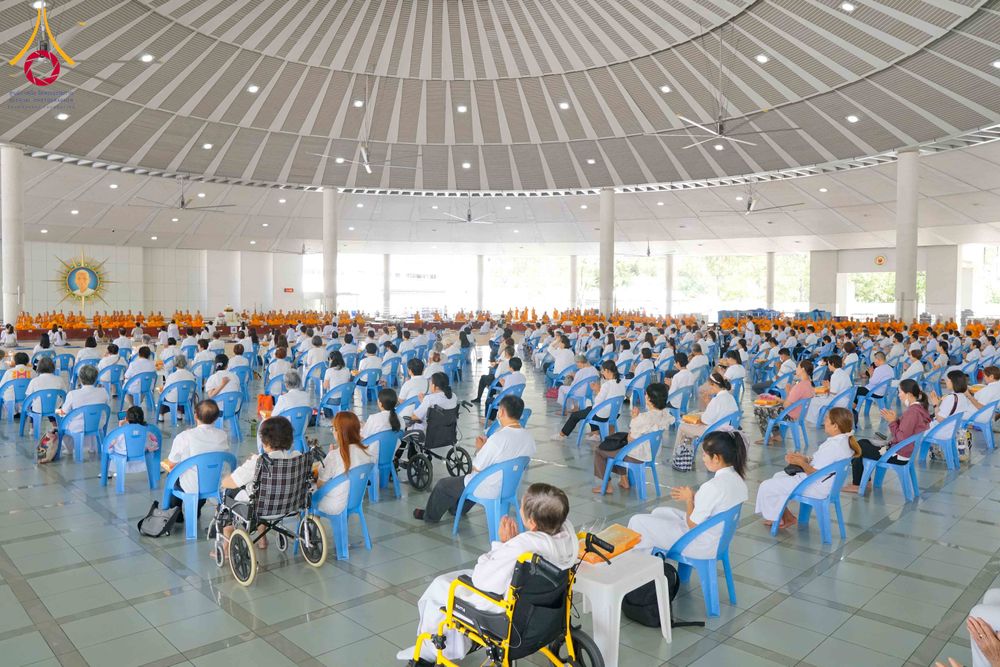 ภาพ No.315459:วันที่ 21 มีนาคม พ.ศ. 2569 พิธีถวายภัตตาหารเมนูสวรรค์ เพื่อการบรรลุธรรม ณ หอฉันคุณยายอาจารย์ฯ วัดพระธรรมกาย