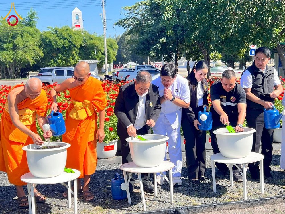 ภาพ No.271947:วันที่ 22 พฤศจิกายน พ.ศ. 2568 ผู้ว่าฯ ปทุมธานี ลงพื้นที่เยี่ยม “อำเภอคลองหลวง” พร้อมชมการเตรียมความพร้อมเทศกาลสวนดอกไม้ปทุมธานี “ทุ่งสวรรค์ ตะวันฉาย” ณ วัดพระธรรมกาย