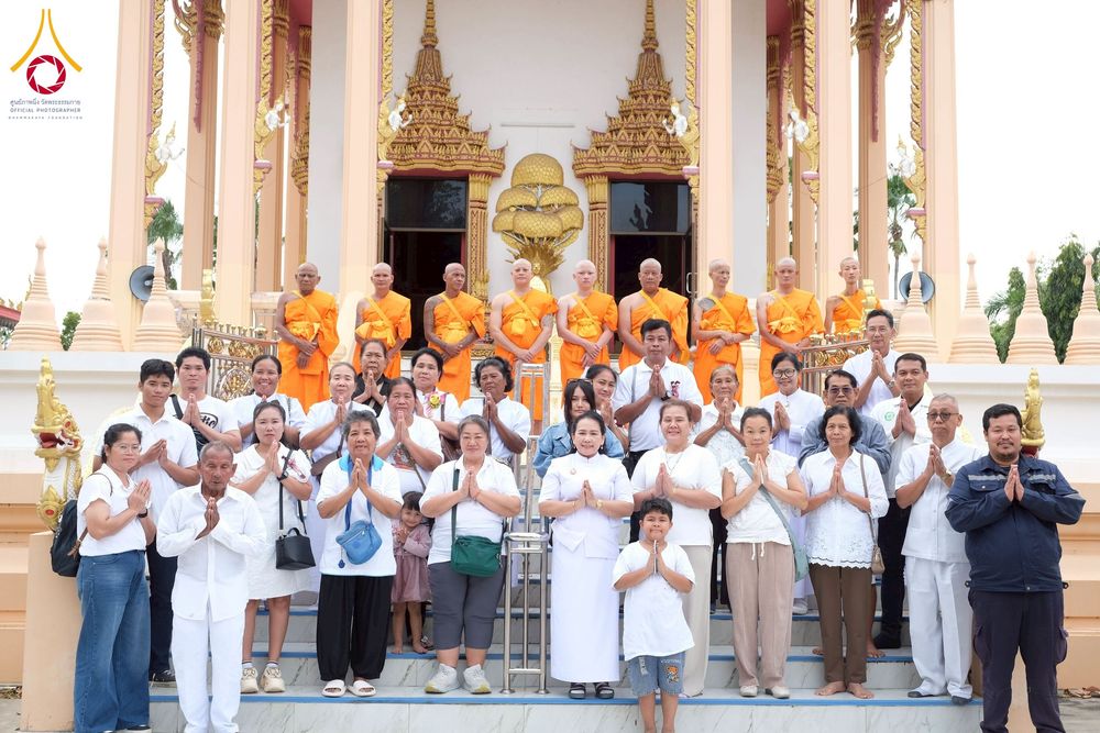 ภาพ No.277955:พิธีตัดปอยผมและปลงผมนาคธรรมทายาท พิธีขอขมาผู้ปกครอง ณ ศูนย์อบรมเยาวชนนครปฐม จ.นครปฐม และพิธีมอบบาตร ผ้าไตร นาคธรรมทายาท พิธีบรรพชา อุปสมบทหมู่ ณ วัดลาดหญ้าไทร จ.นครปฐม