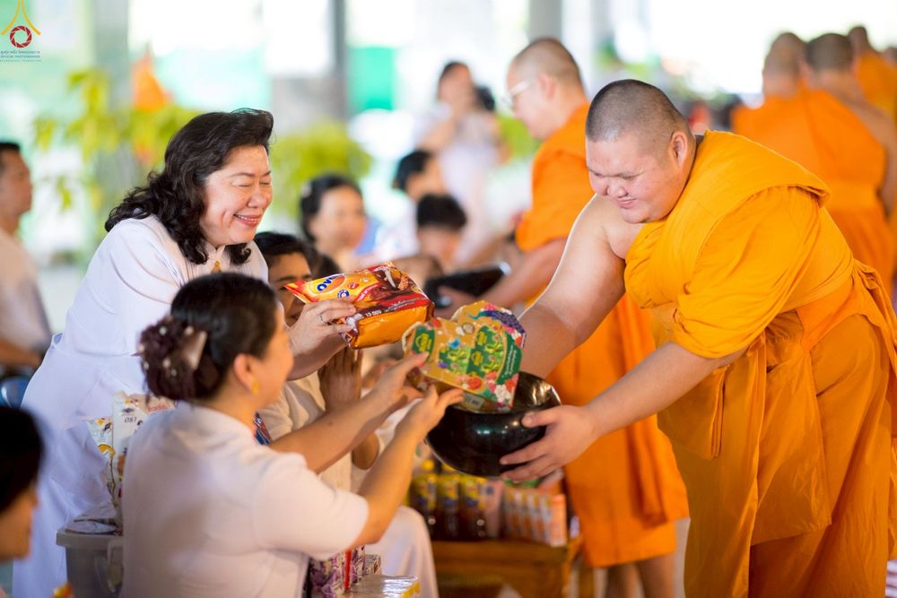 ภาพ No.246635:วันที่ 14 กันยายน พ.ศ. 2568 พิธีตักบาตรฉลองพระใหม่ ในโครงการอุปสมบทหมู่บูชาธรรม ครบรอบ108ปี วันครูผู้ค้นพบวิชชาธรรมกาย ณ วิหารคด วัดพระธรรมกาย