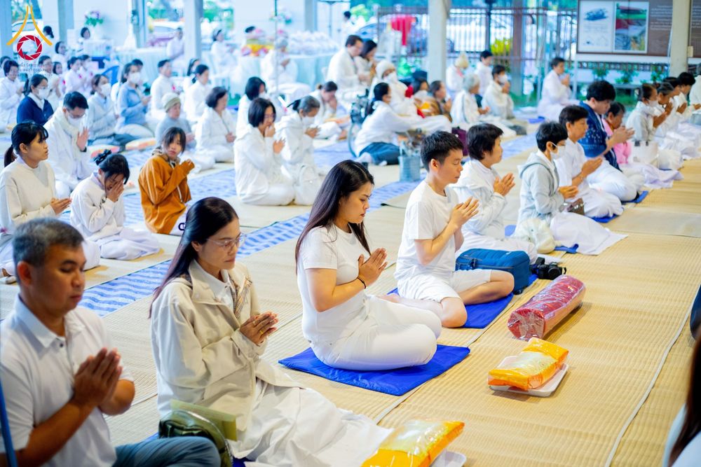 ภาพ No.193744:สาธุชนถวายภัตตาหารเป็นสังฆทาน แด่พระธรรมยาตรา ณ อนุสรณ์สถานมหาวิหารพระมงคลเทพมุนี (โลตัสแลนด์) อ.สองพี่น้อง จ.สุพรรณบุรี ในโครงการธรรมยาตรา กตัญญูบูชา มหาปูชนียาจารย์ พระมงคลเทพมุนี(สด จนฺทสโร) พระผู้ปราบมาร ปีที่ 13 วันที่ 12 มกราคม พ.ศ.2568